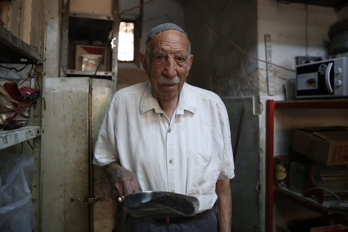 למעלה מיובל: מוכר התבלינים הוותיק של שוק הבוכרים