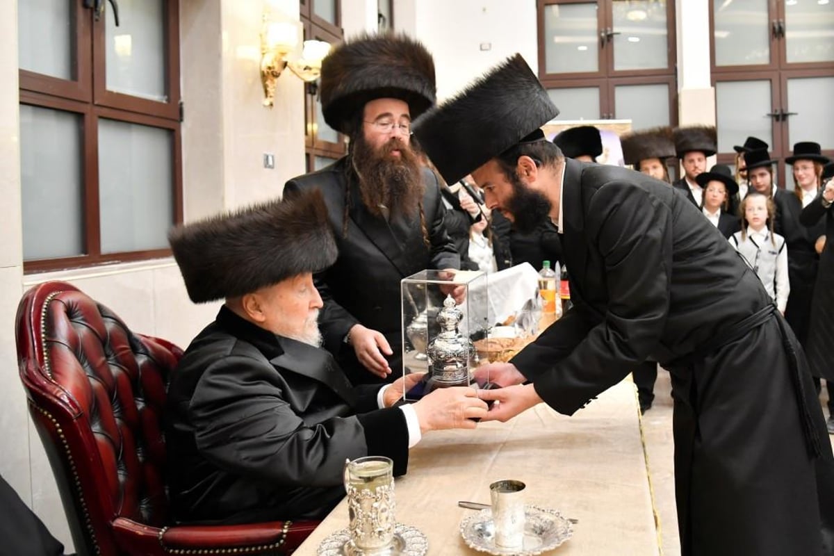 האדמו"ר מביאלה קבע מזוזה בבית מדרשו