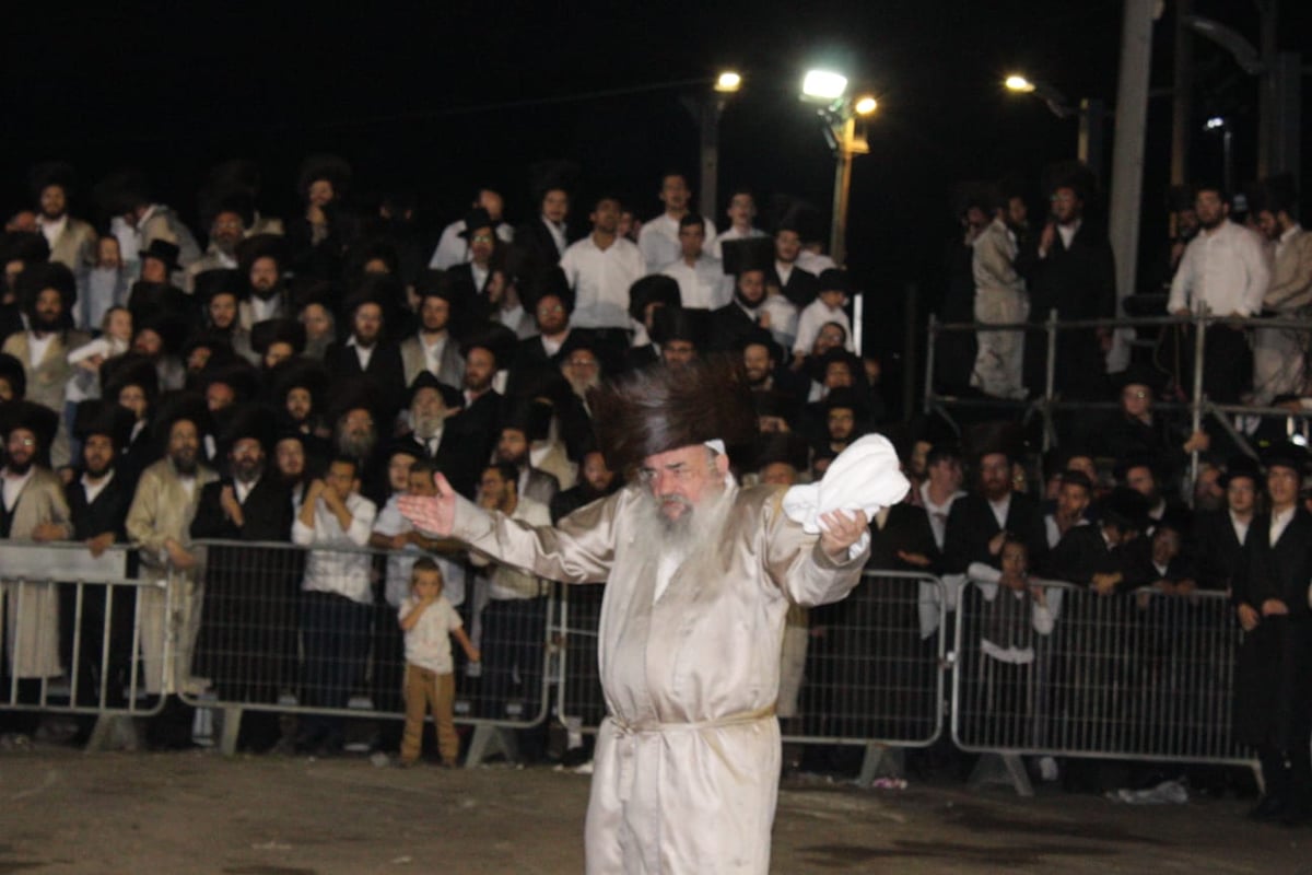 בראשות הרבי: הלעלובר'ס כבשו את מירון