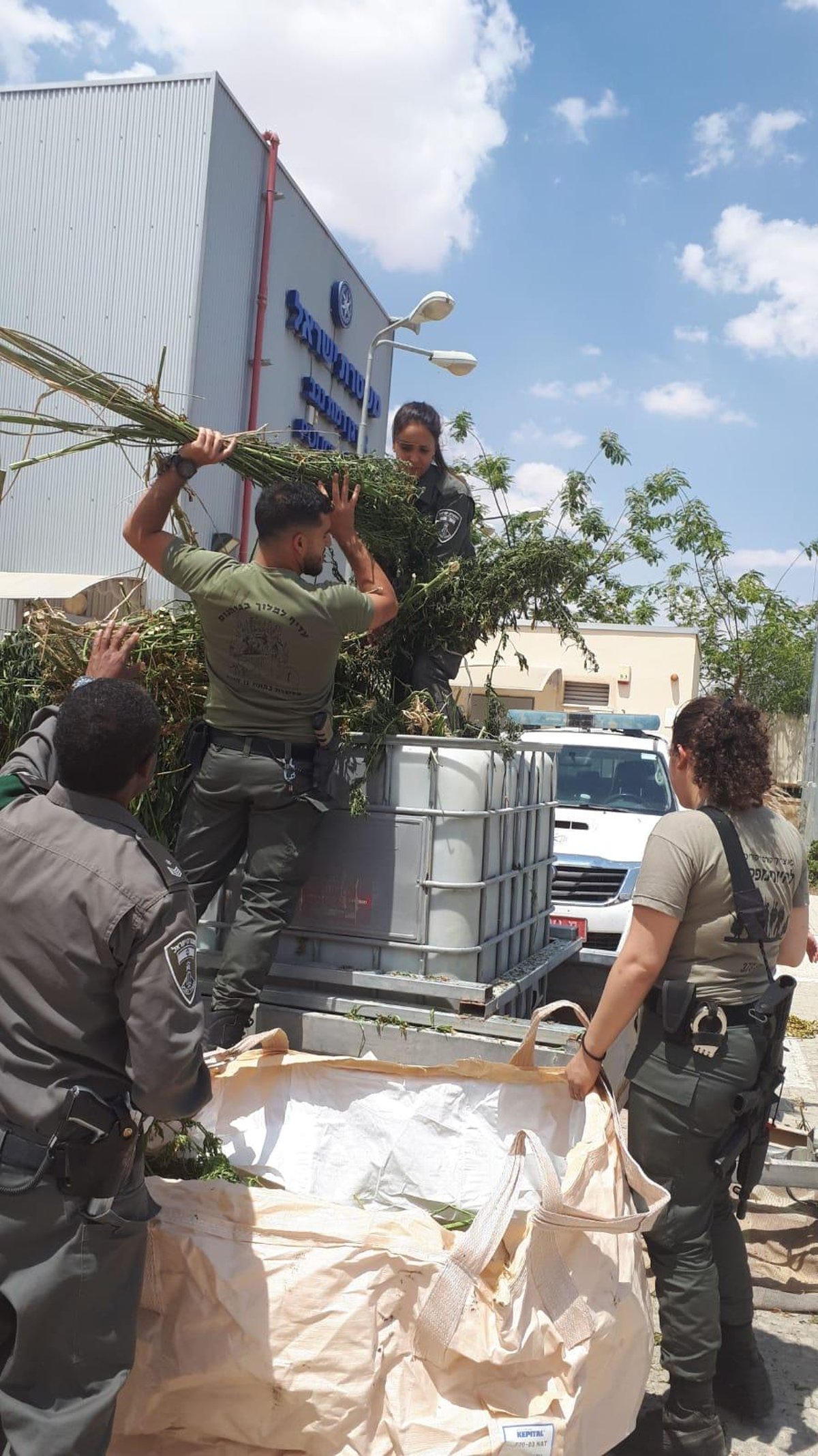 באמצע הכביש: לוחמי מג"ב עצרו מסיע שב"ח