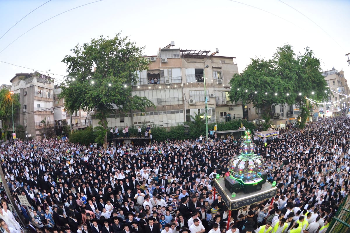 צפו: ספרי התורה הגנובים הושבו אל ארון הקודש