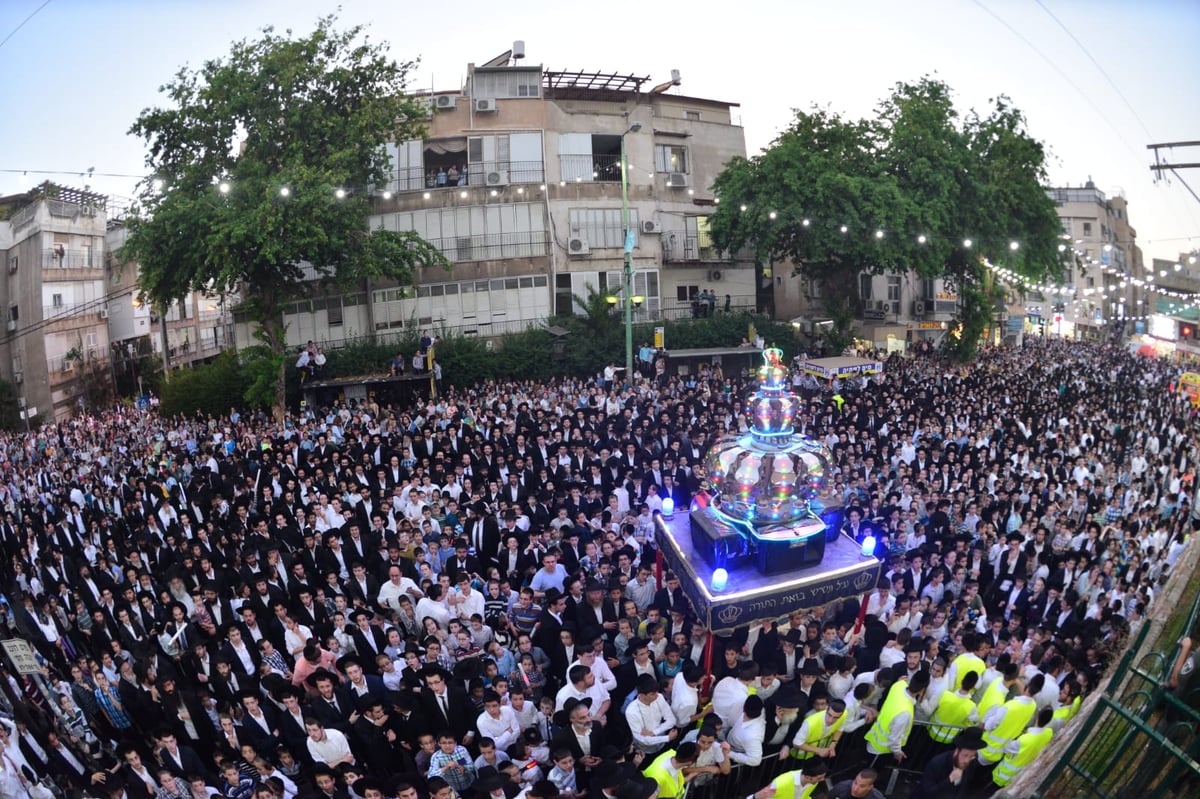 צפו: ספרי התורה הגנובים הושבו אל ארון הקודש