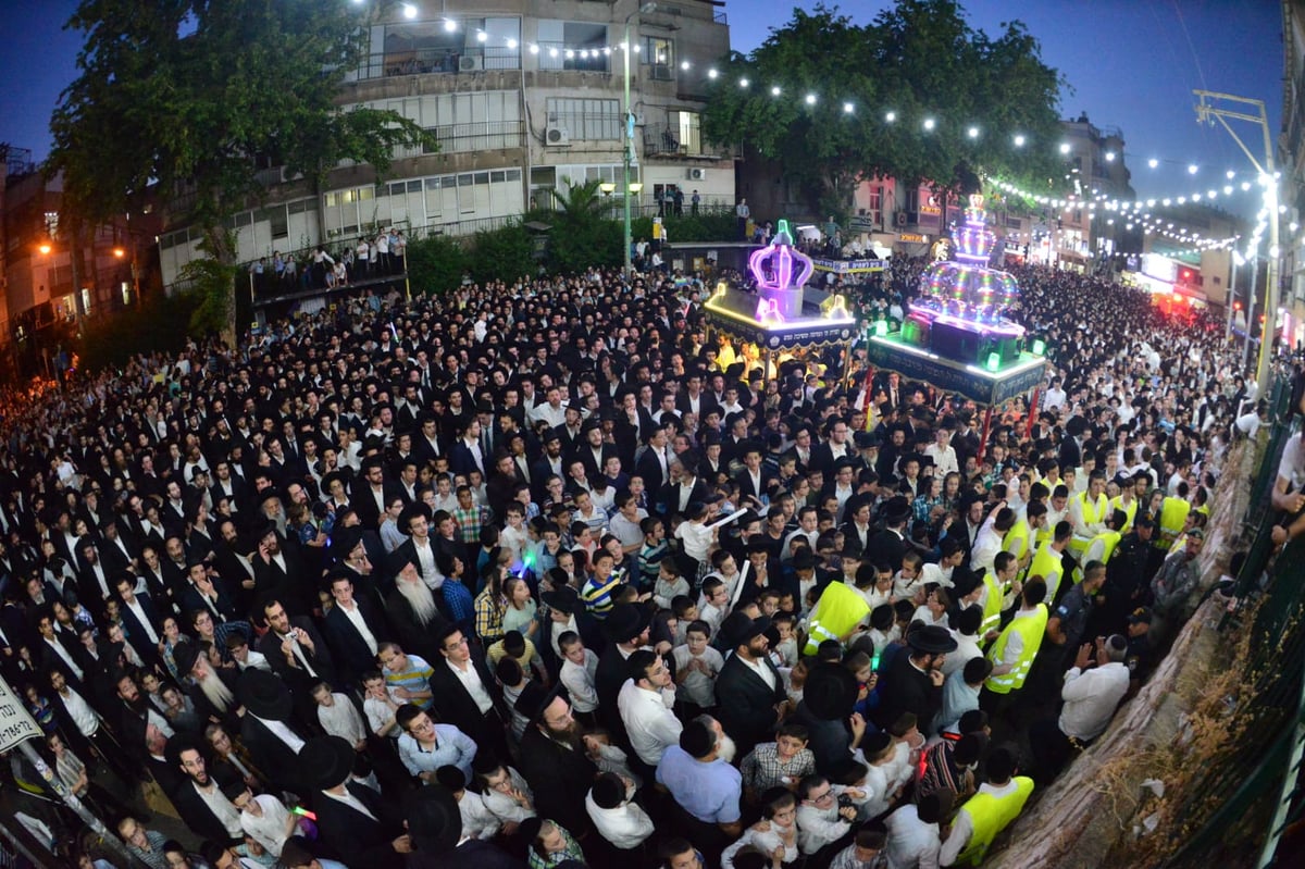 צפו: ספרי התורה הגנובים הושבו אל ארון הקודש