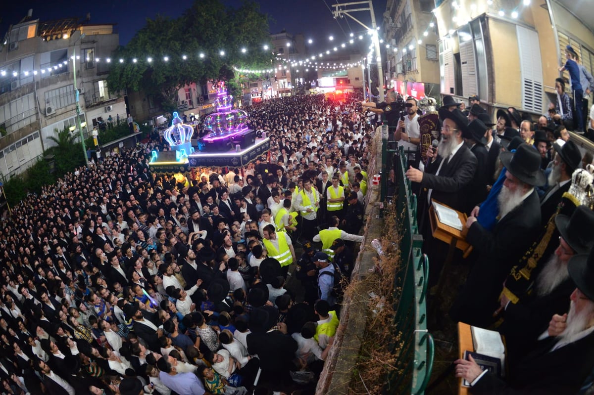 צפו: ספרי התורה הגנובים הושבו אל ארון הקודש