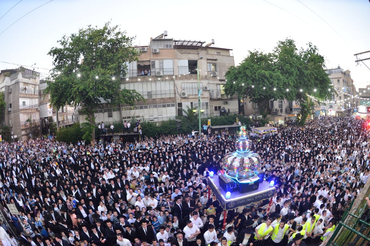 צפו: ספרי התורה הגנובים הושבו אל ארון הקודש