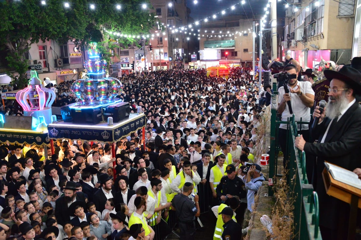 צפו: ספרי התורה הגנובים הושבו אל ארון הקודש