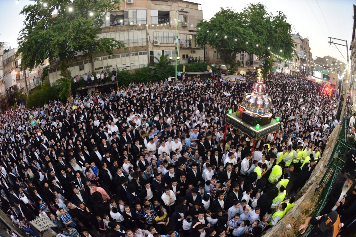 צפו: ספרי התורה הגנובים הושבו אל ארון הקודש