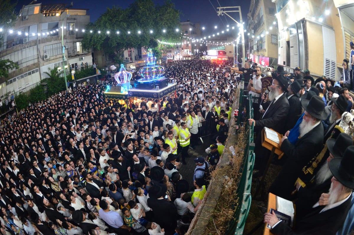 צפו: ספרי התורה הגנובים הושבו אל ארון הקודש