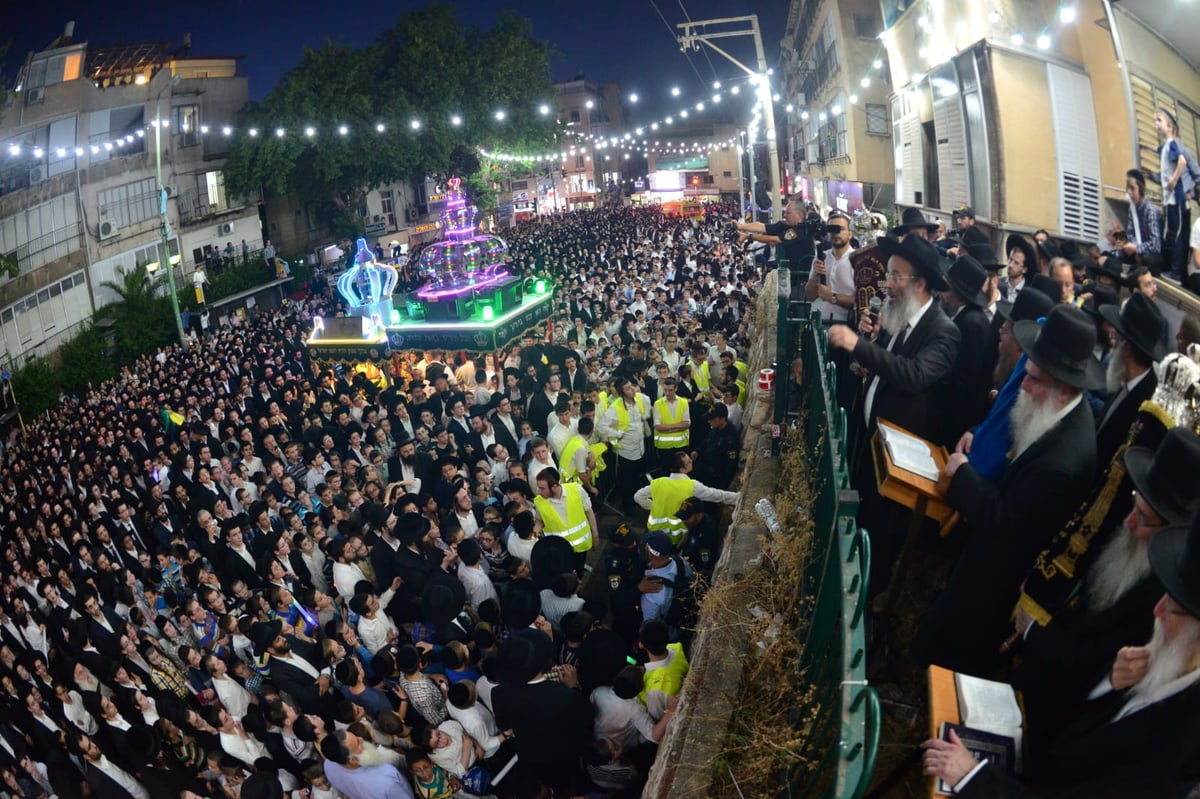 צפו: ספרי התורה הגנובים הושבו אל ארון הקודש