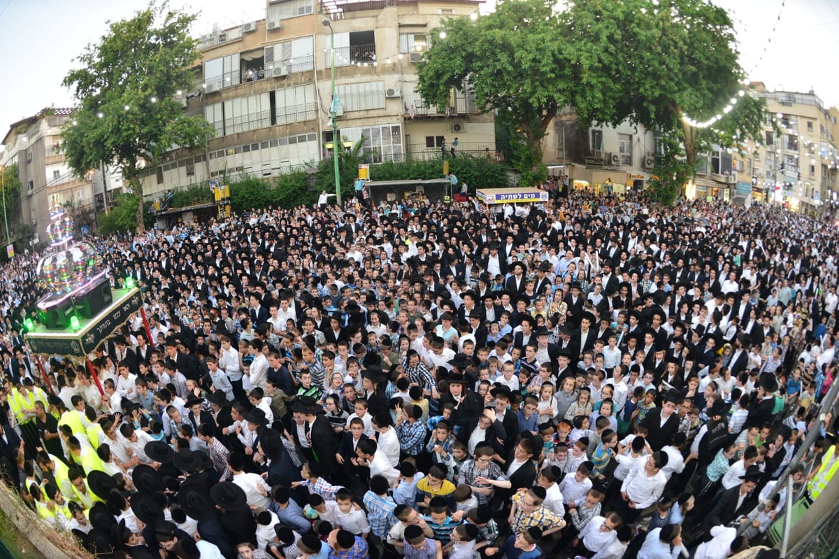 צפו: ספרי התורה הגנובים הושבו אל ארון הקודש