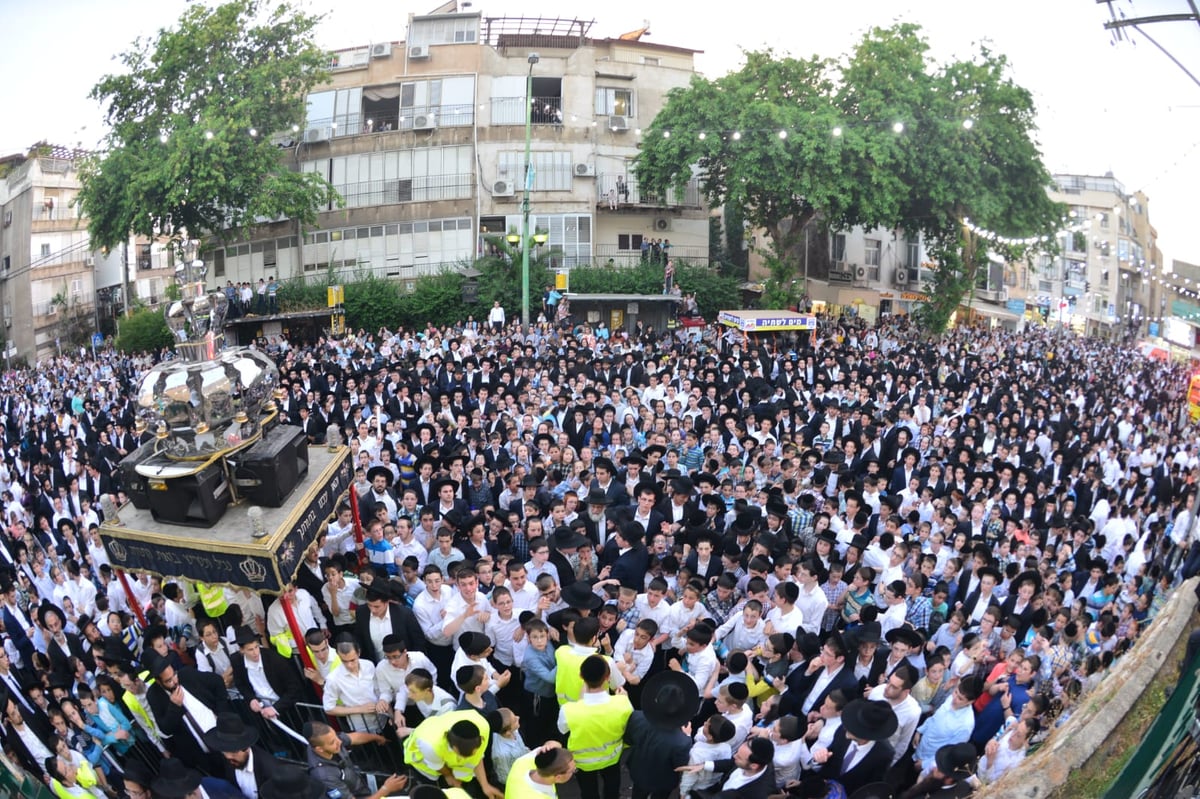 צפו: ספרי התורה הגנובים הושבו אל ארון הקודש