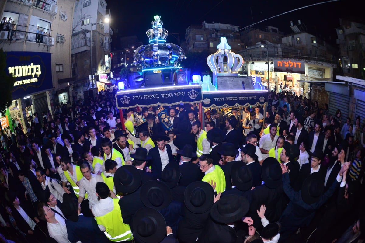 צפו: ספרי התורה הגנובים הושבו אל ארון הקודש