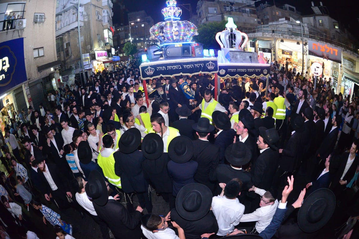 צפו: ספרי התורה הגנובים הושבו אל ארון הקודש