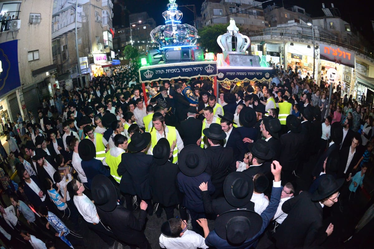 צפו: ספרי התורה הגנובים הושבו אל ארון הקודש