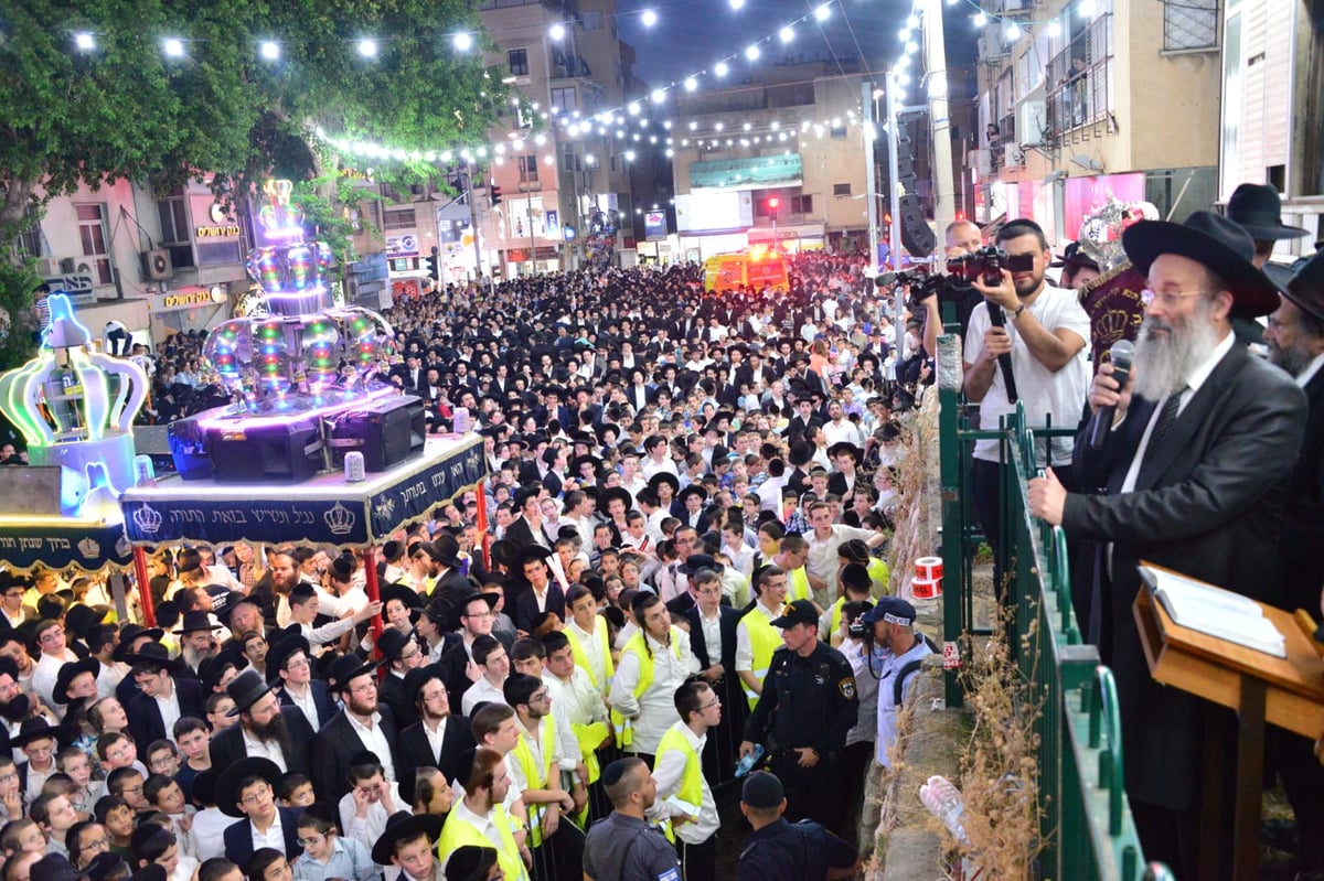 צפו: ספרי התורה הגנובים הושבו אל ארון הקודש