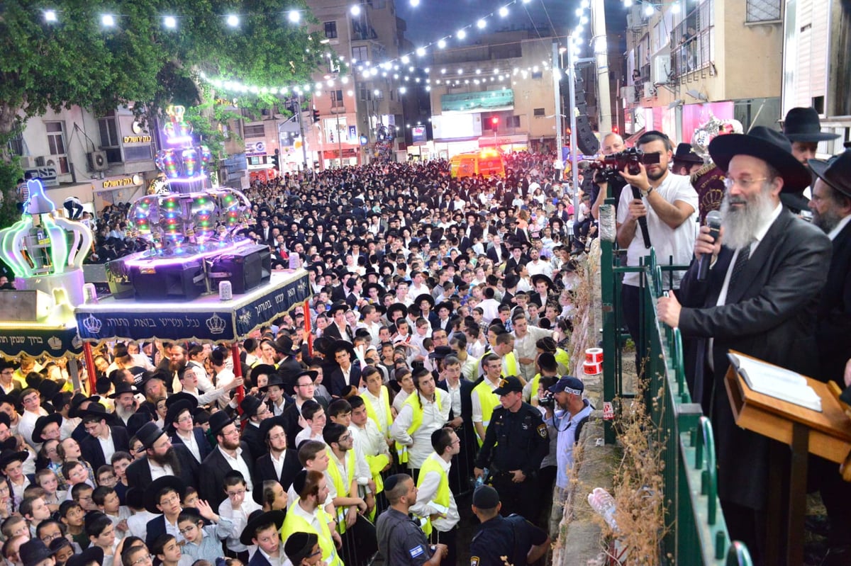 צפו: ספרי התורה הגנובים הושבו אל ארון הקודש