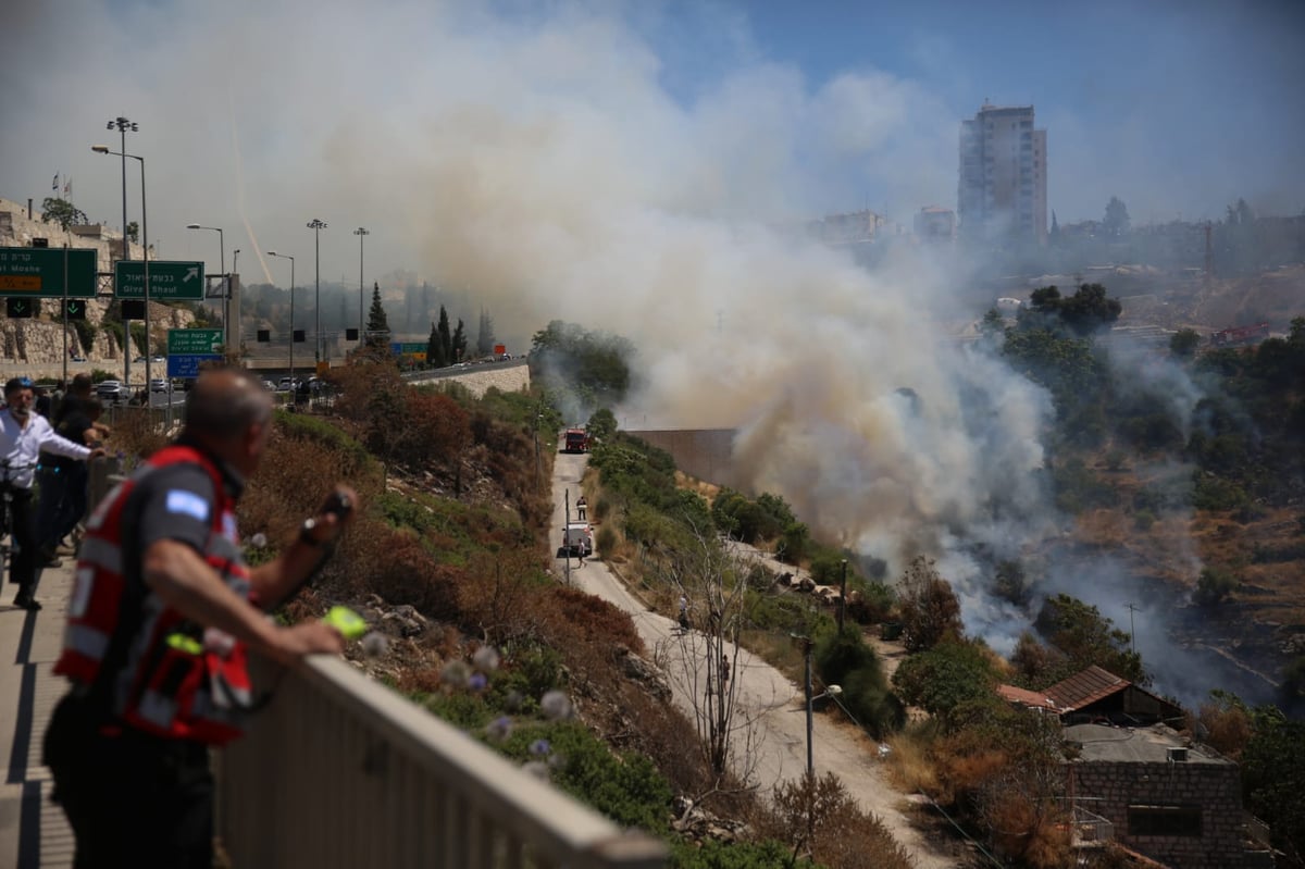 חשש מזליגת השריפה בליפתא לכיוון ירושלים • צפו בתיעוד