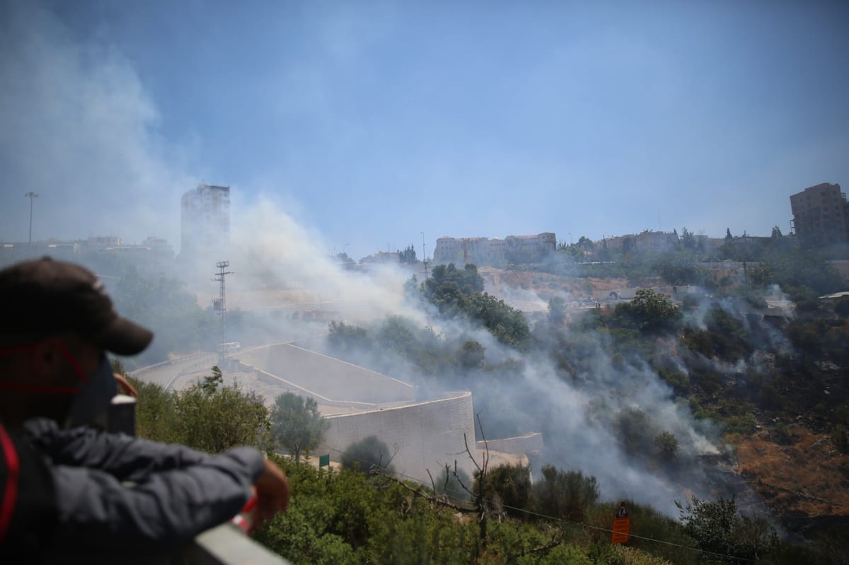 חשש מזליגת השריפה בליפתא לכיוון ירושלים • צפו בתיעוד