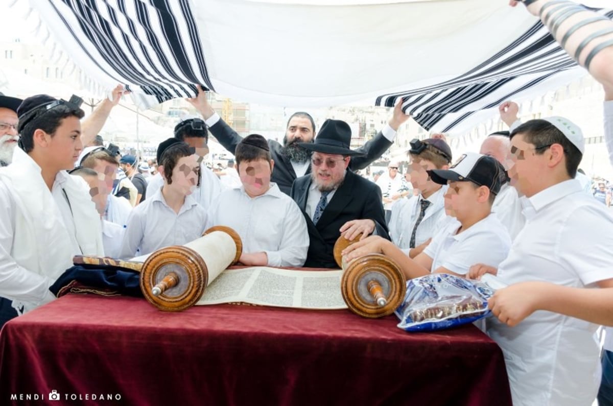 עשרת היתומים חגגו את בר המצווה בכותל המערבי