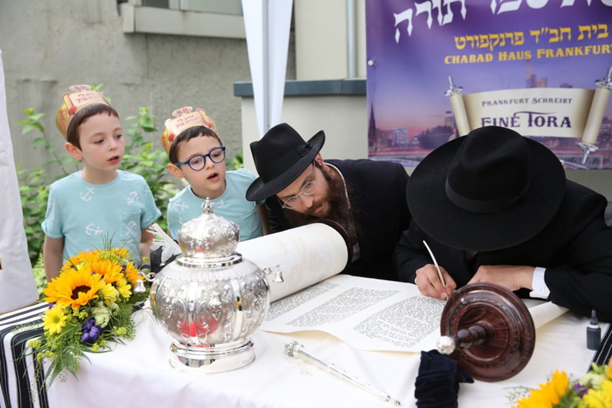 ספר התורה הוכנס במעמד מרגש בפרנקפורט