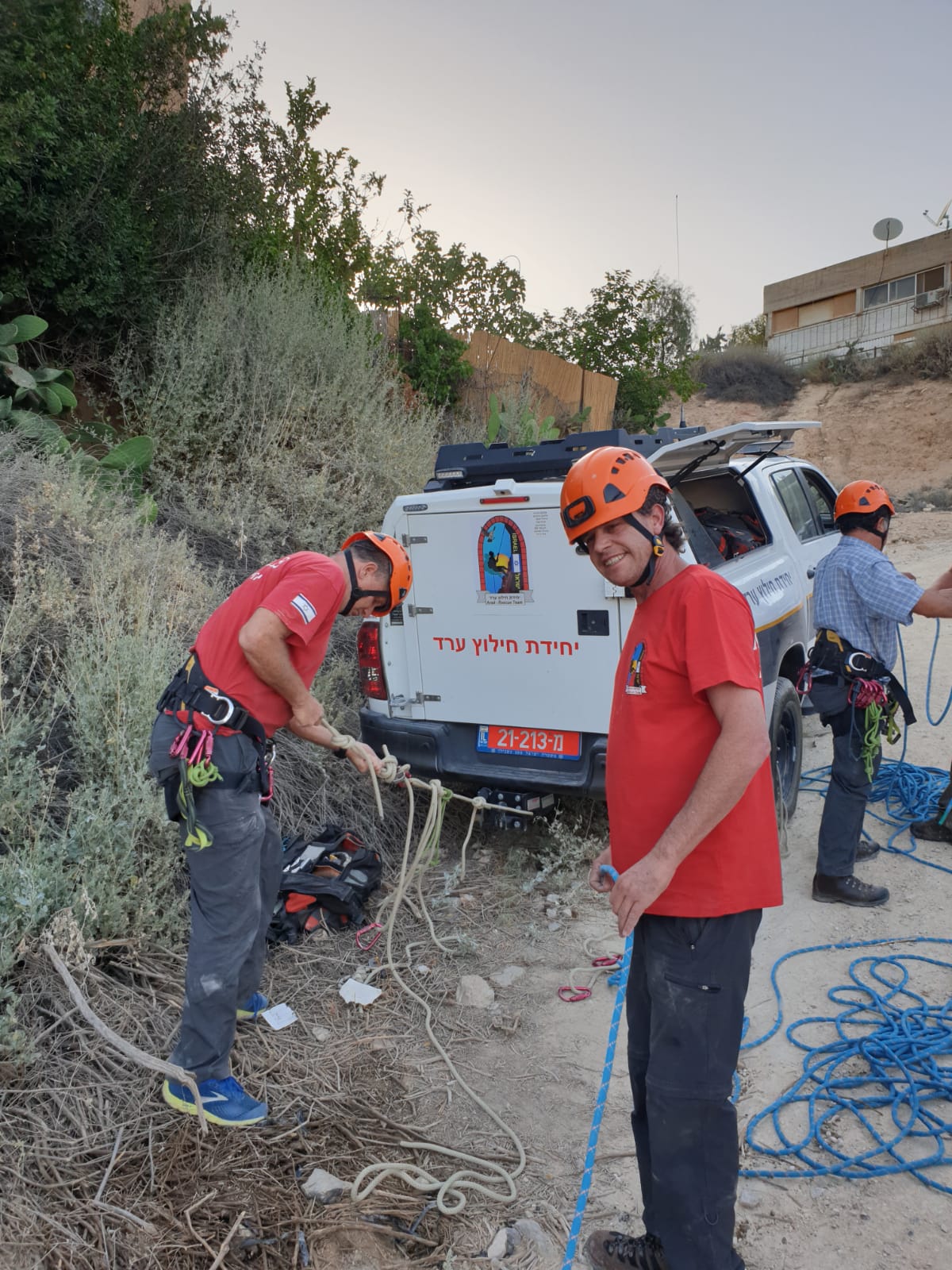 תיעוד: הגמל נפל לבור הביוב - וחולץ בשלום