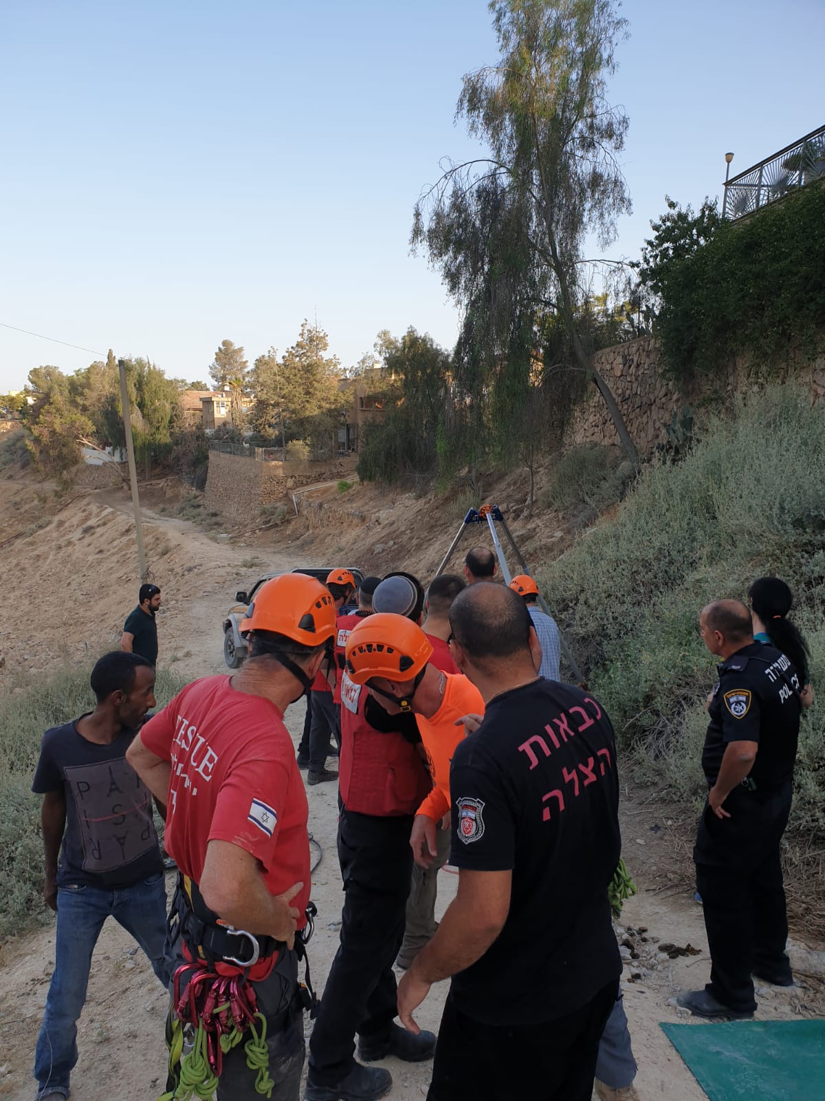 תיעוד: הגמל נפל לבור הביוב - וחולץ בשלום