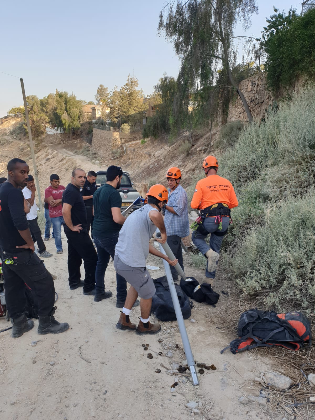 תיעוד: הגמל נפל לבור הביוב - וחולץ בשלום