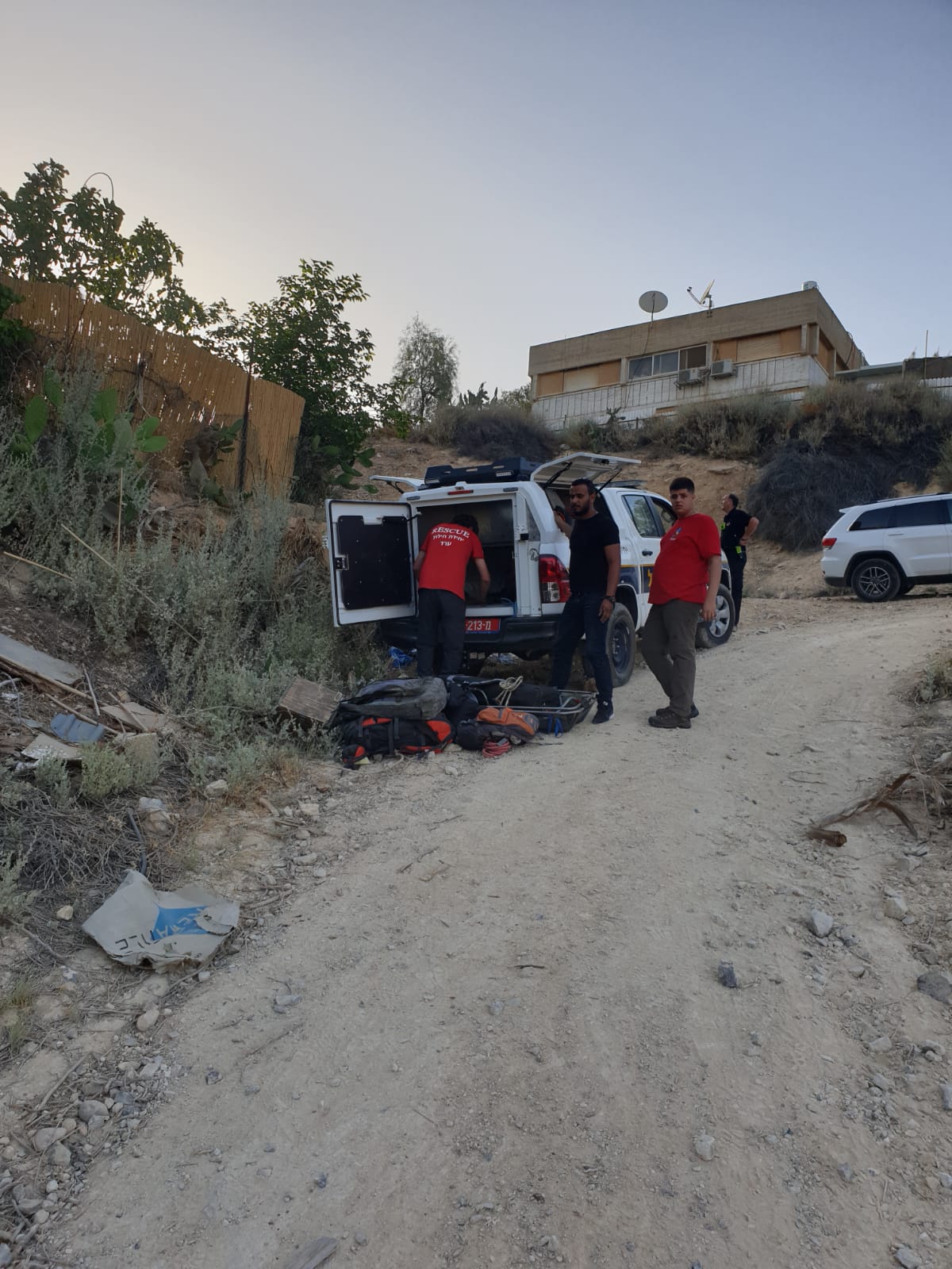 תיעוד: הגמל נפל לבור הביוב - וחולץ בשלום