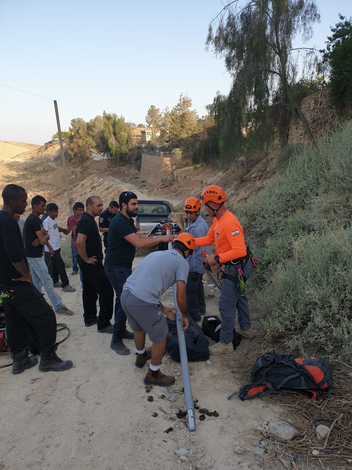 תיעוד: הגמל נפל לבור הביוב - וחולץ בשלום