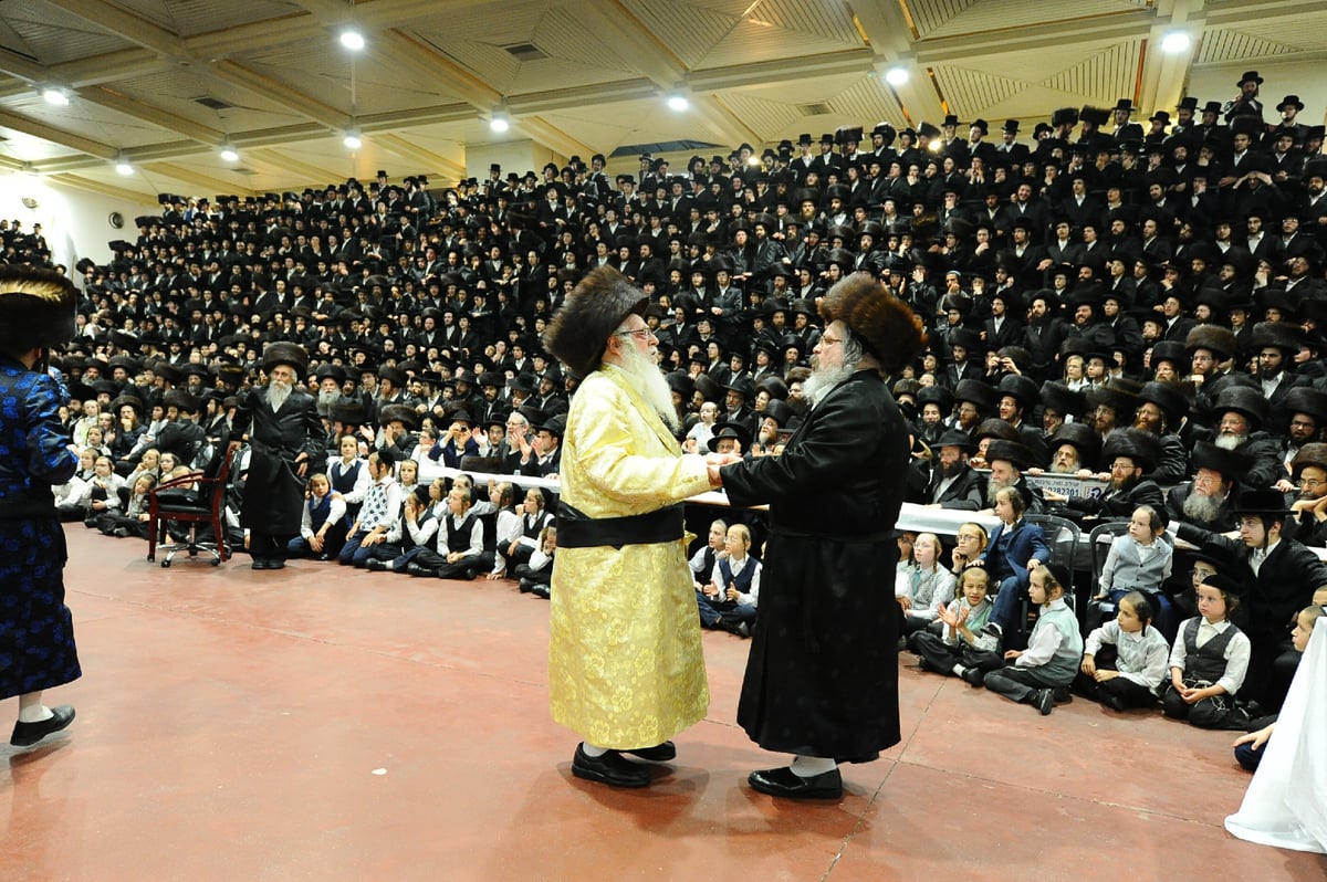 אלפים בחתונת נכדו של האדמו"ר מצאנז. צפו