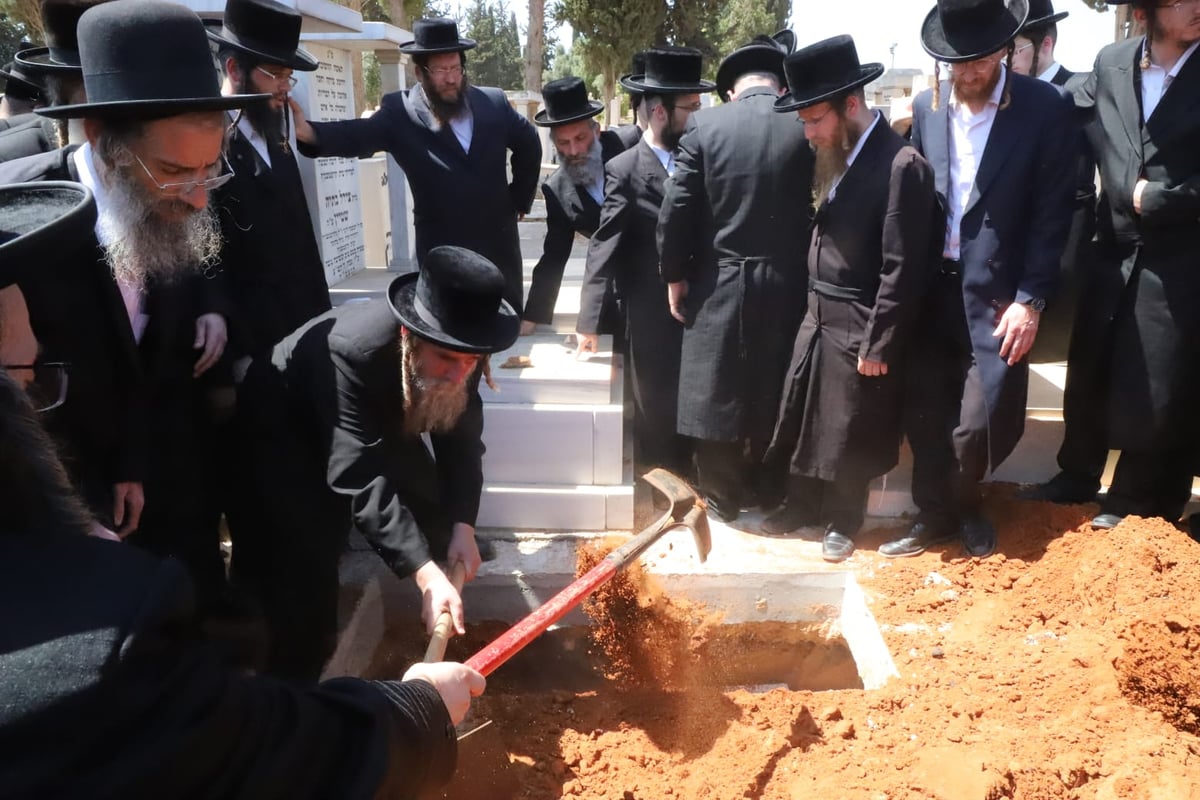 מאות בהלוויית הצלם של גדולי ישראל. צפו