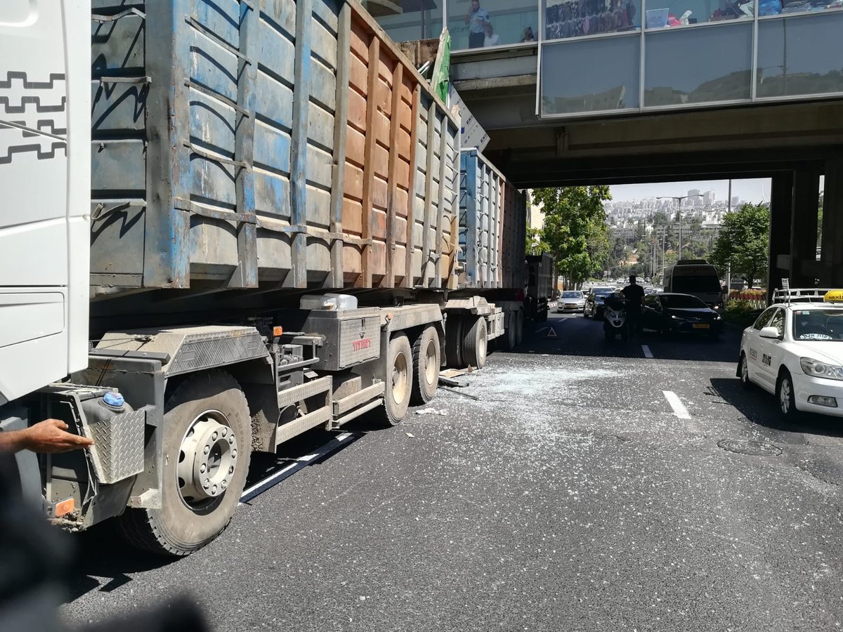 ירושלים: משאית נכנסה בגשר להולכי רגל