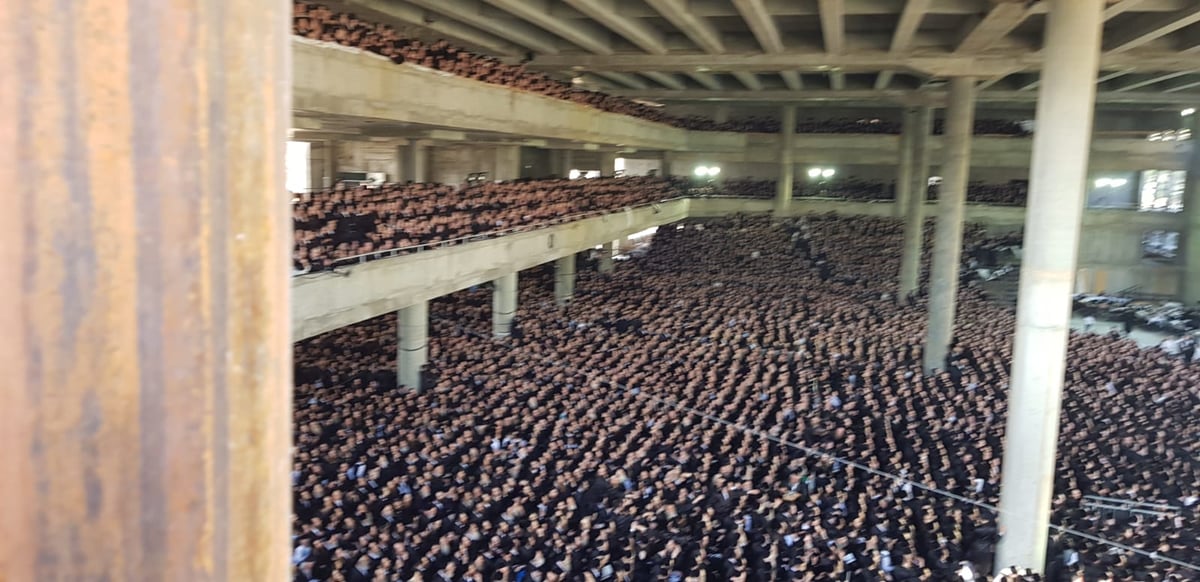 הגוי צילם: כך נראה 'טיש' חג השבועות בגור