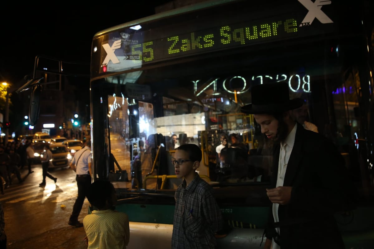 המפגינים הציתו פחים וגנבו ציוד מהכבאים