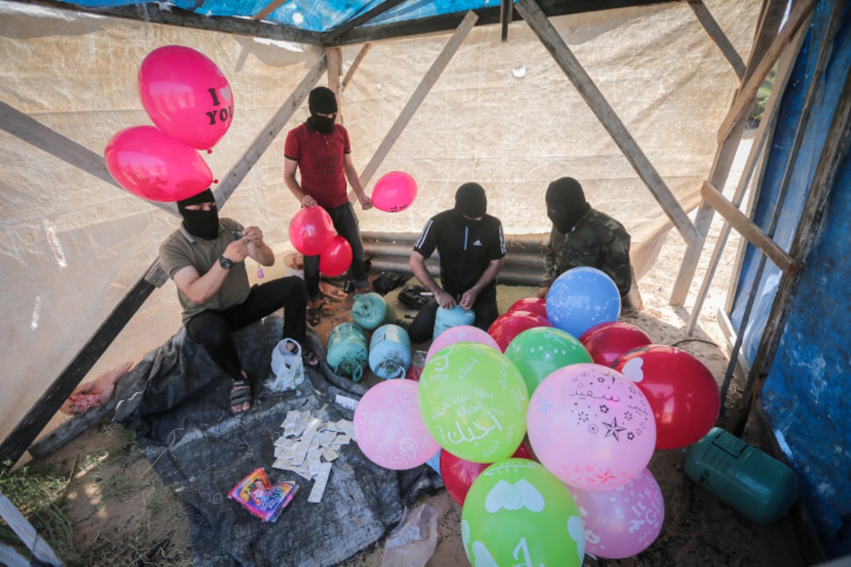 כך מכינים הפלסטינים את בלוני התבערה