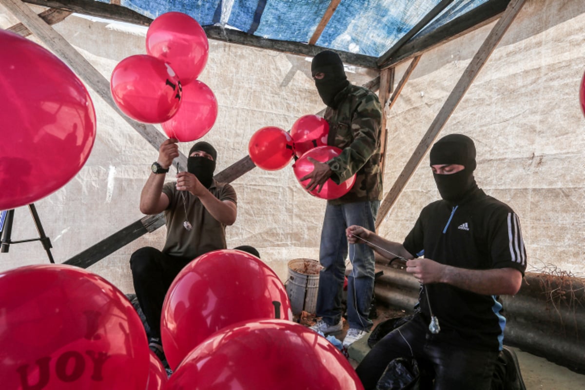 כך מכינים הפלסטינים את בלוני התבערה