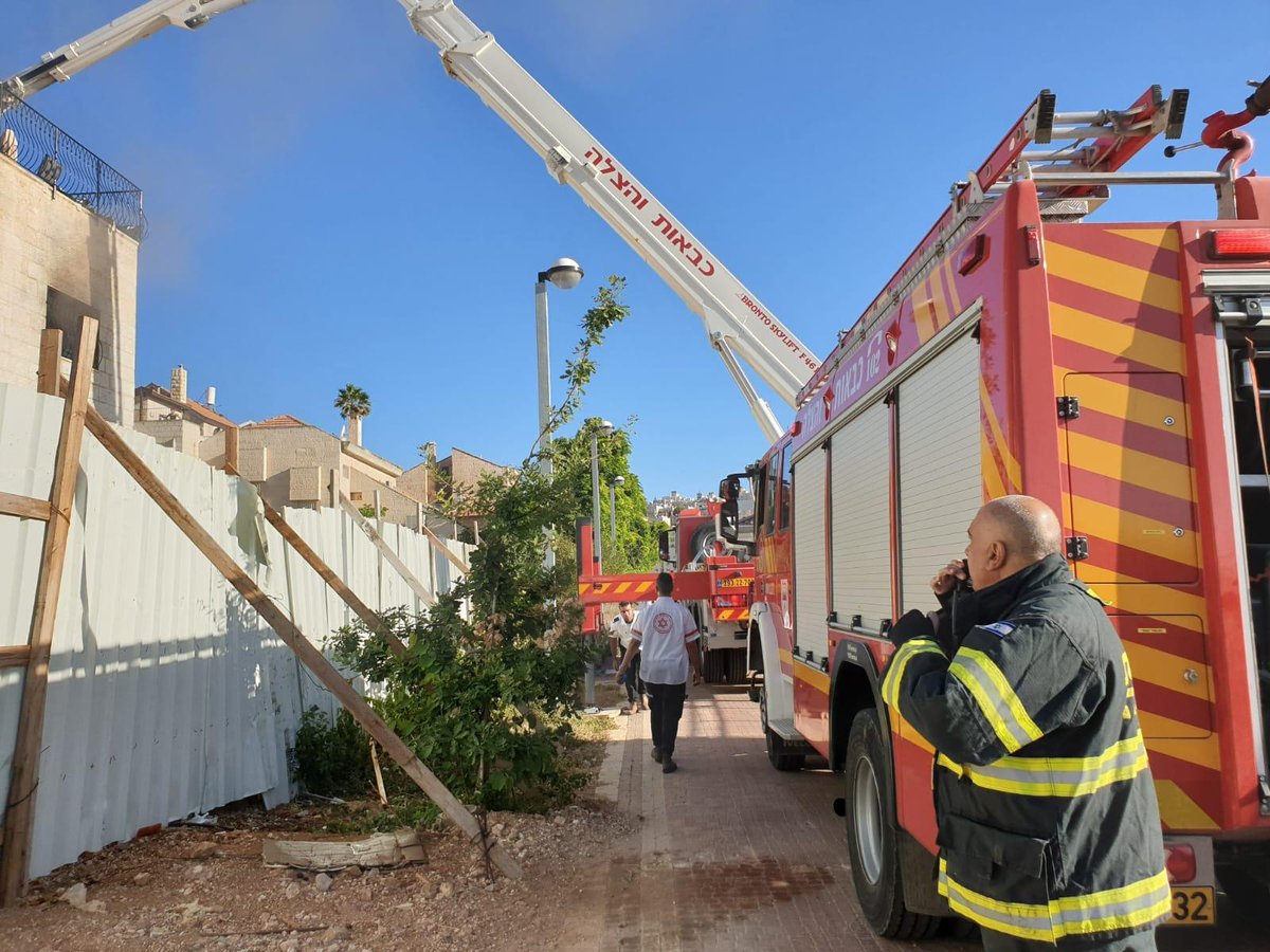 ירושלים: משפחה חרדית חולצה מדירה בוערת