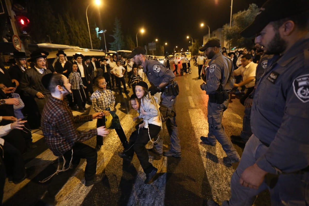 תיעוד: הפגנה סוערת בירושלים במחאה על גיוס בנות