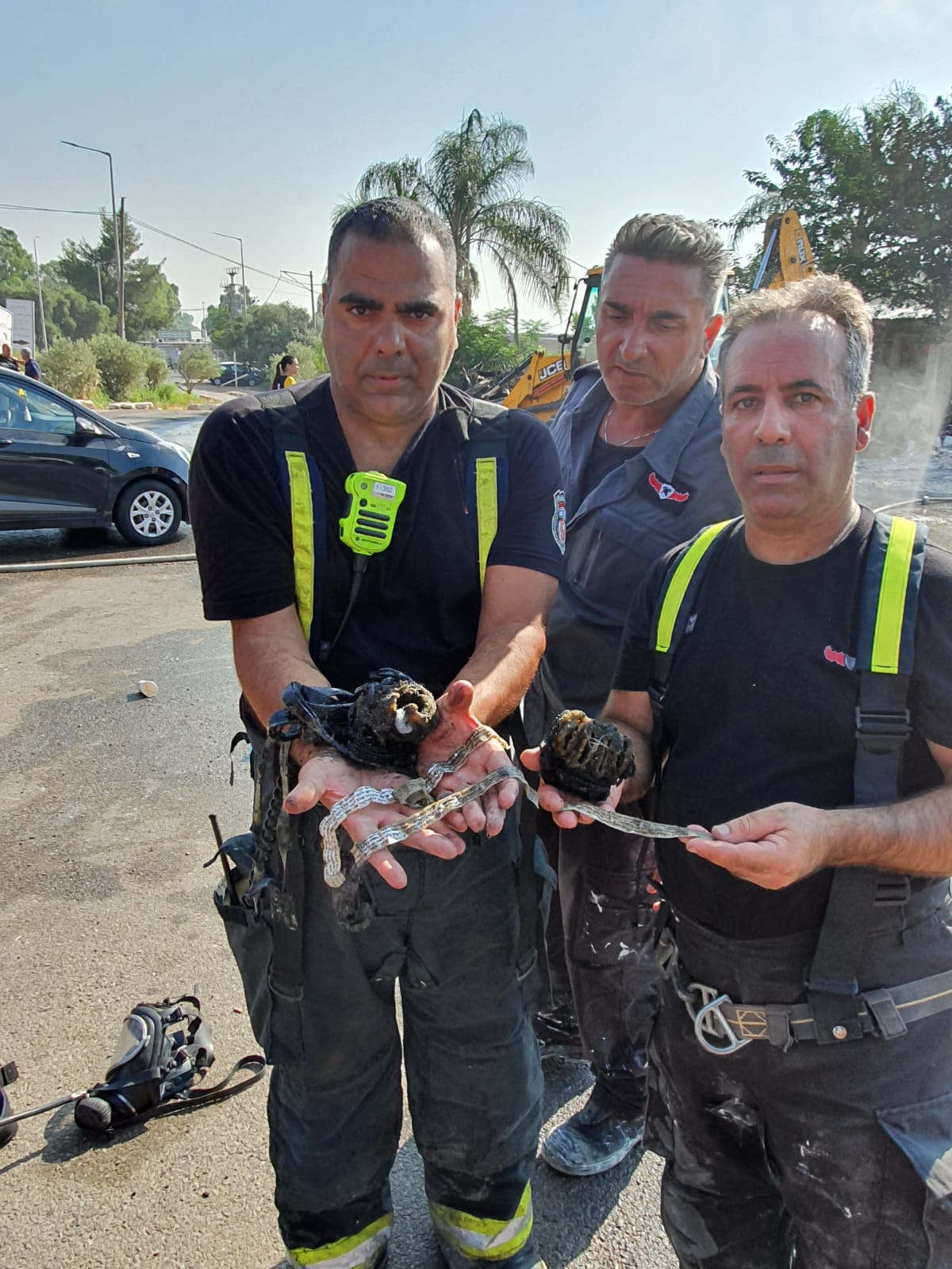 הכבאים עם פרשיות התפילין שניצלו