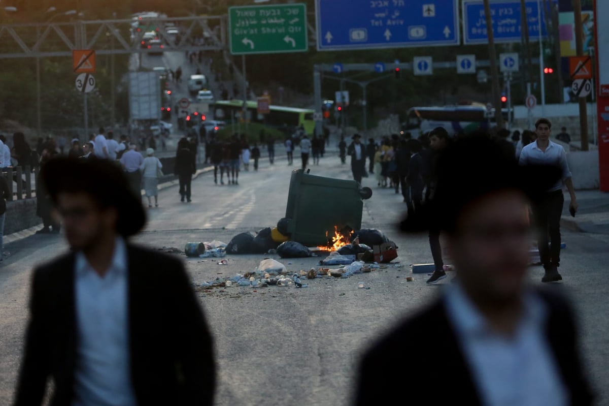 ירושלים: החרדי הפגין לצד האתיופים • צפו