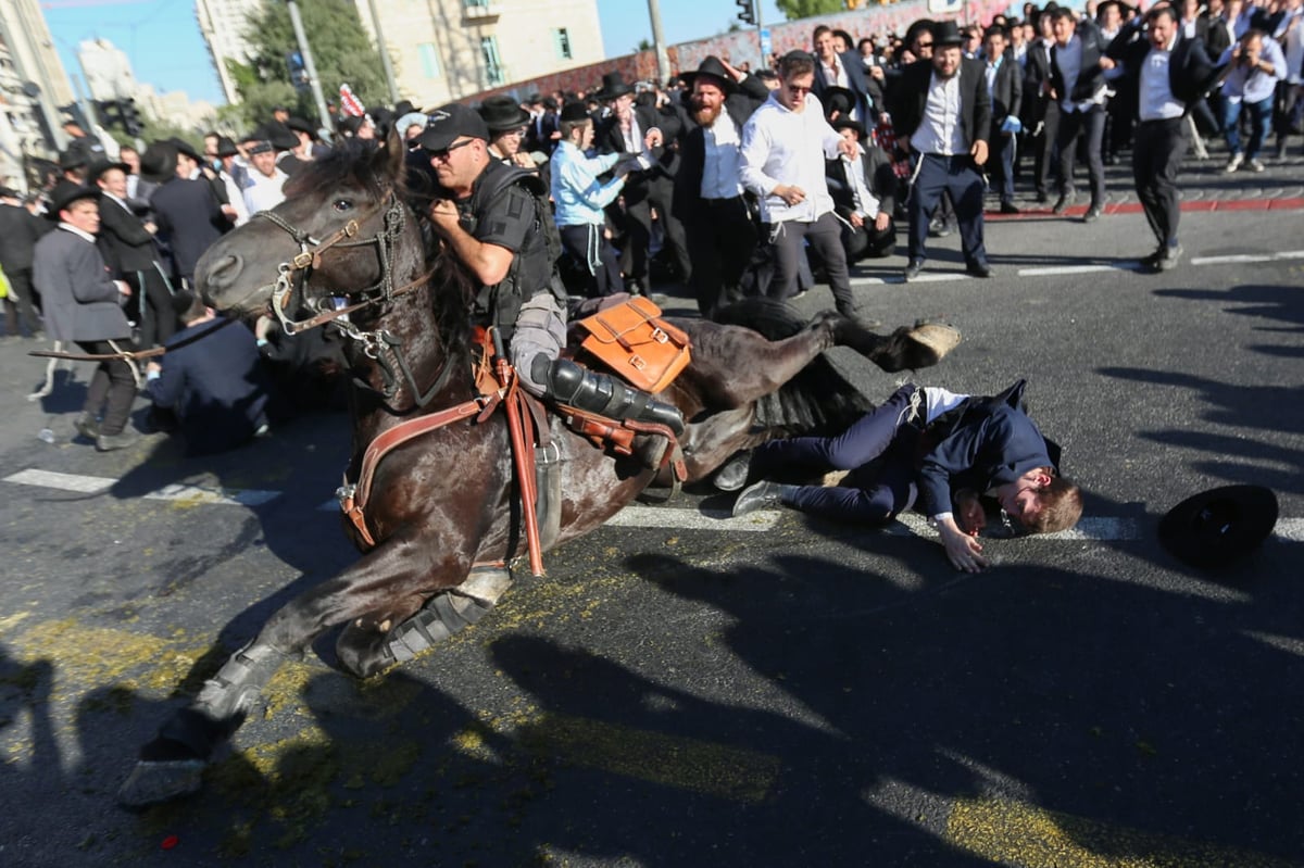 תיעוד דרמטי: החלקת הפרש, נפילת הסוס ופציעת המפגין