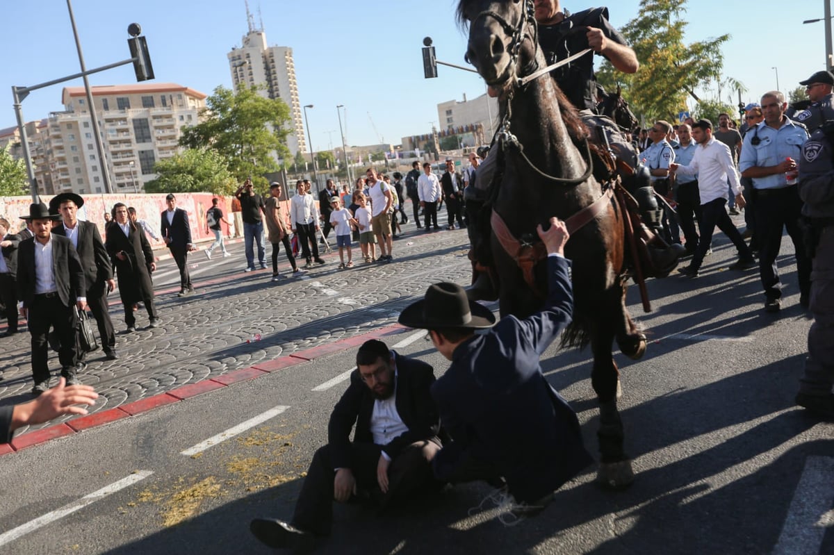 תיעוד דרמטי: החלקת הפרש, נפילת הסוס ופציעת המפגין