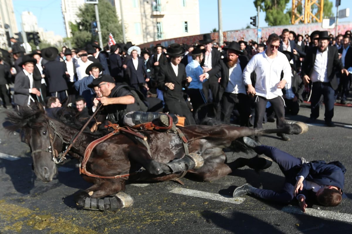 תיעוד דרמטי: החלקת הפרש, נפילת הסוס ופציעת המפגין