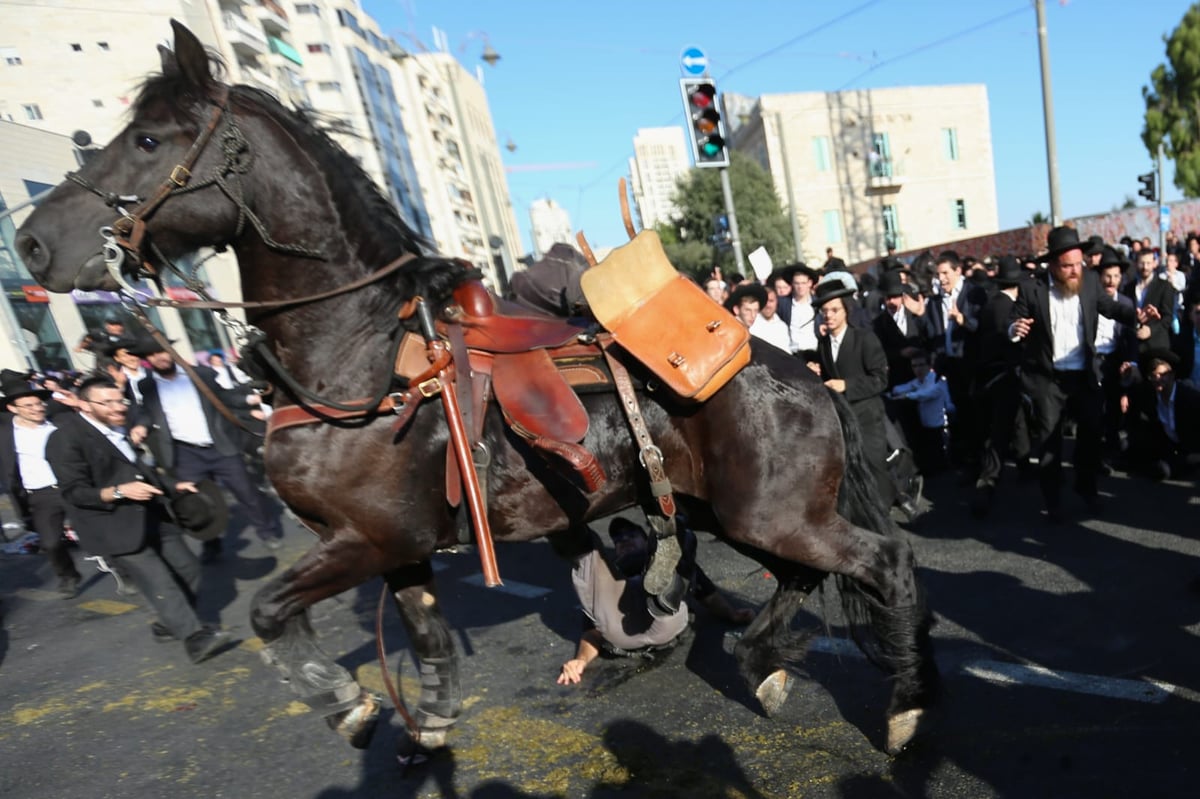 תיעוד דרמטי: החלקת הפרש, נפילת הסוס ופציעת המפגין