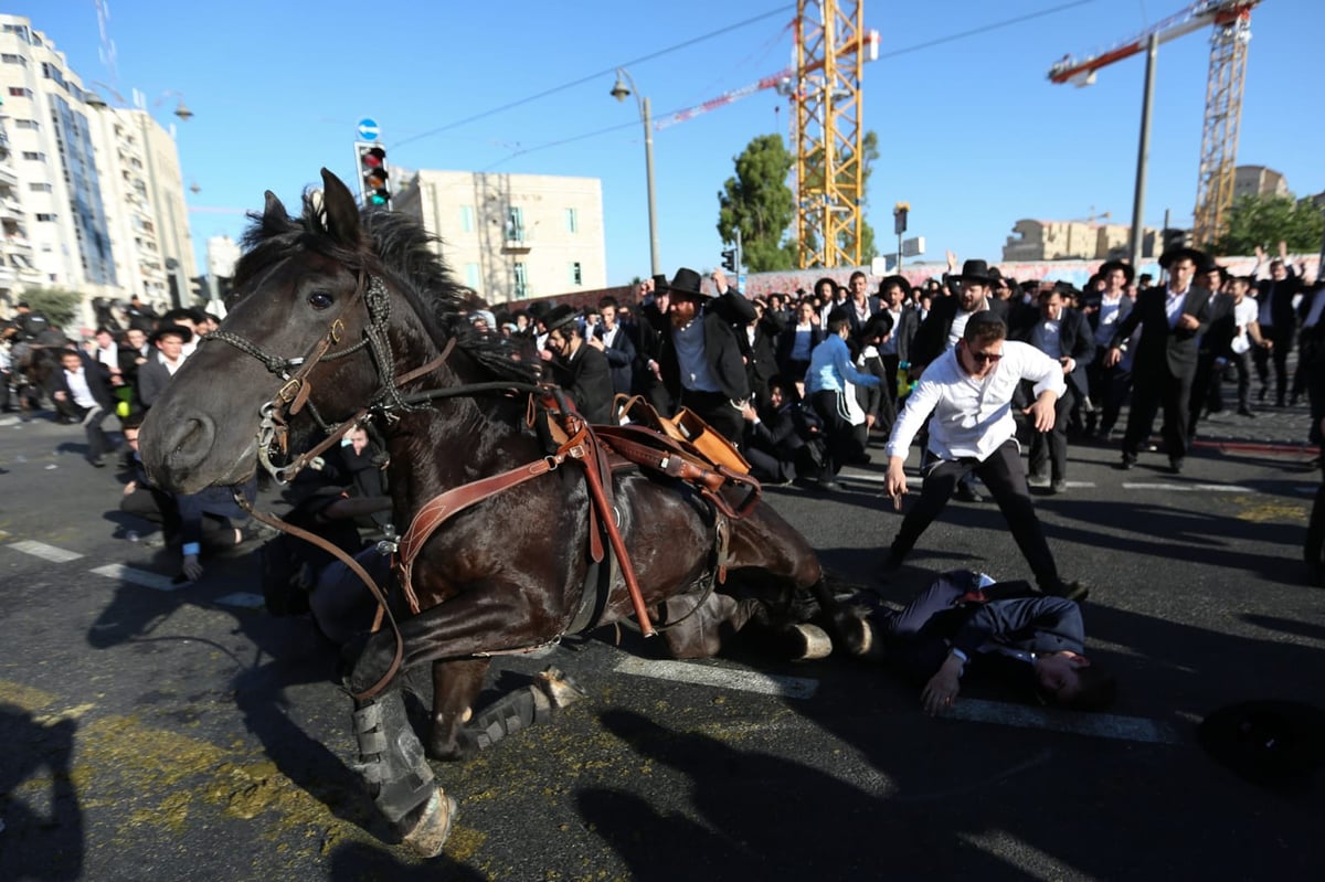 תיעוד דרמטי: החלקת הפרש, נפילת הסוס ופציעת המפגין