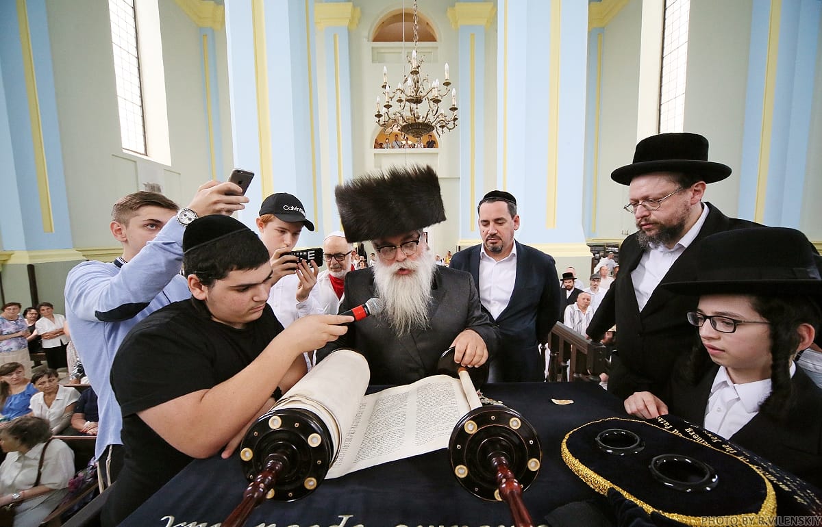 בית הכנסת העתיק נחנך בהכנסת ספר תורה. צפו