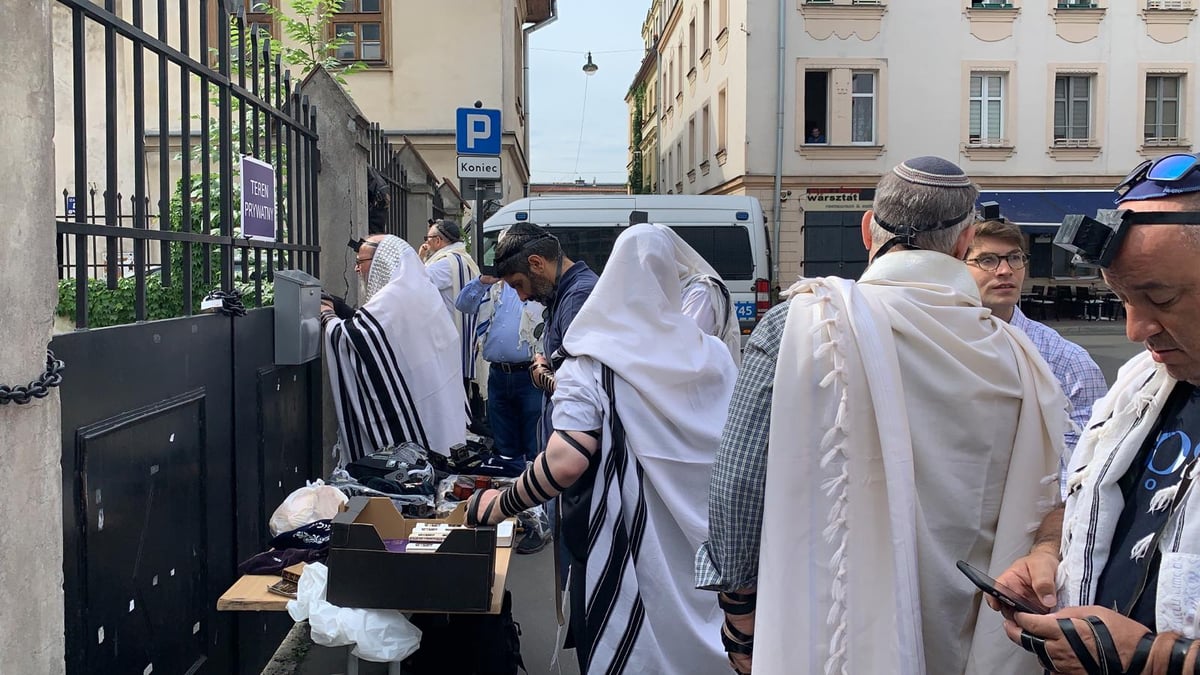 צפו: רבה של פולין פורץ לבית הכנסת המריבה בקראקוב