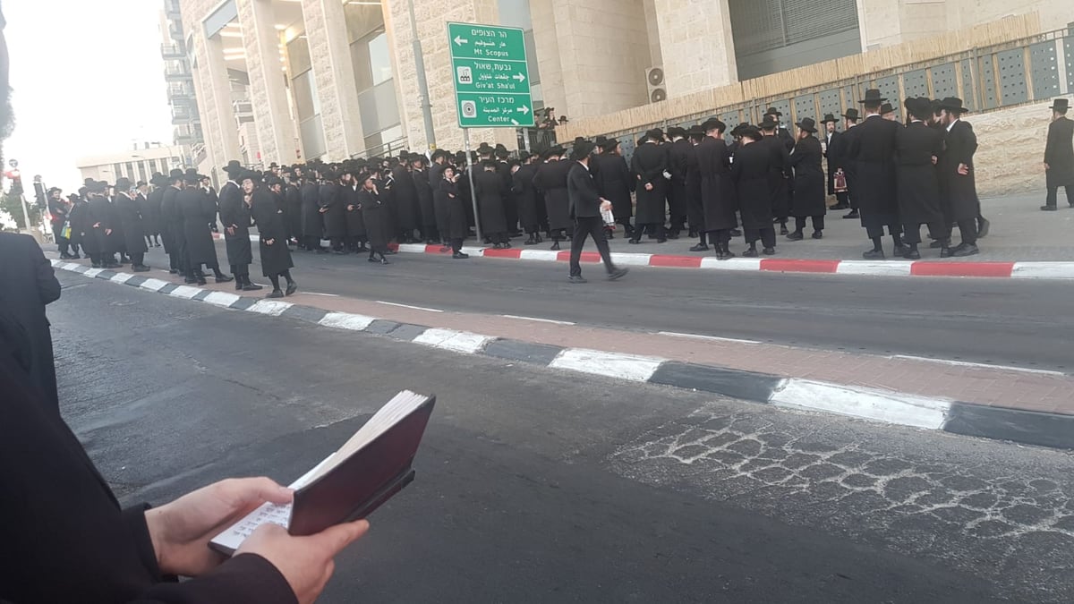 חסידי 'גור' הפגינו ליד בית העסקן שהוחרם