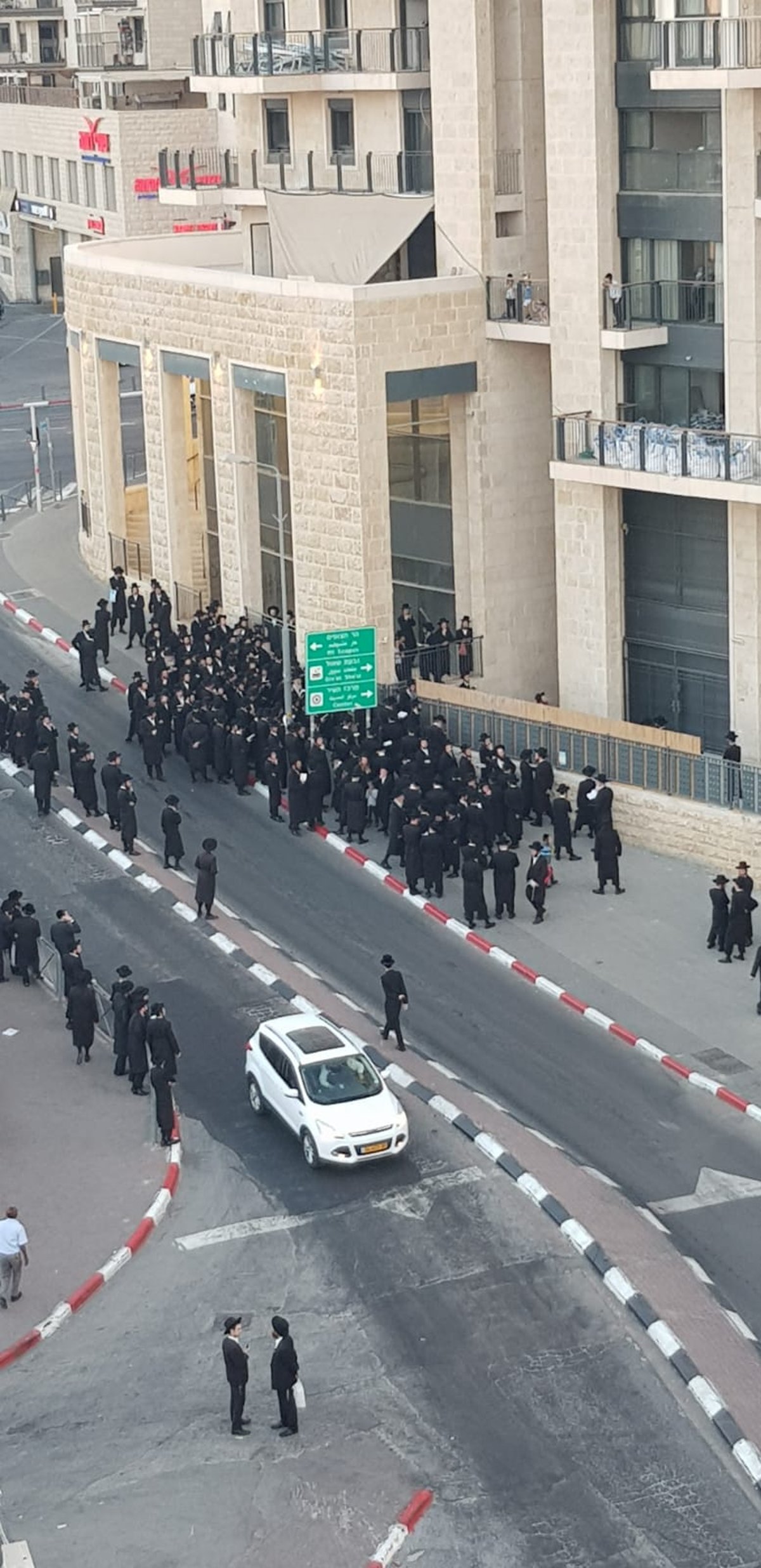 חסידי 'גור' הפגינו ליד בית העסקן שהוחרם