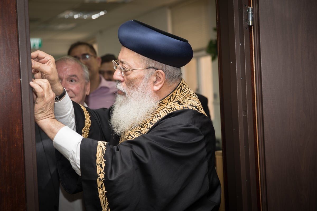 מזוזה וברכת הראשל"צ: אמסלם נכנס למשרד התקשורת